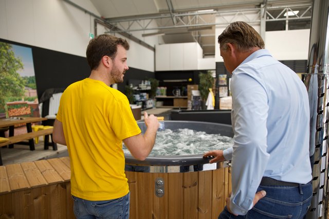 Toppy-expert en klant bij een hottub.
