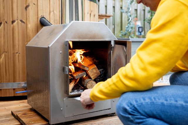 Toppy-expert bij een brandende hottub kachel met hout