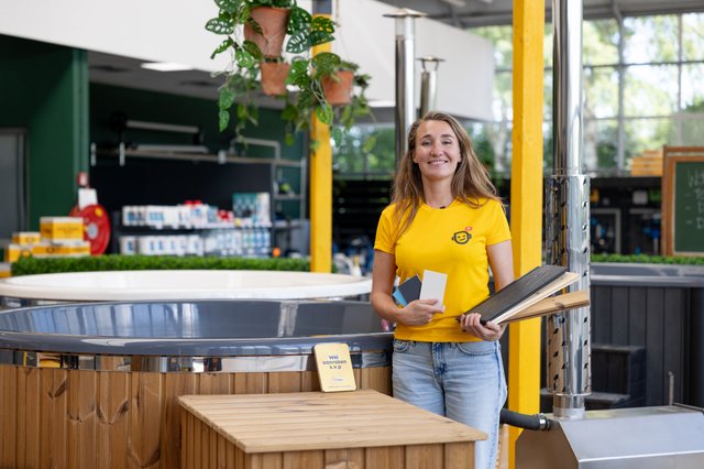 Toppy-expert bij een hottub met materiaalstalen.